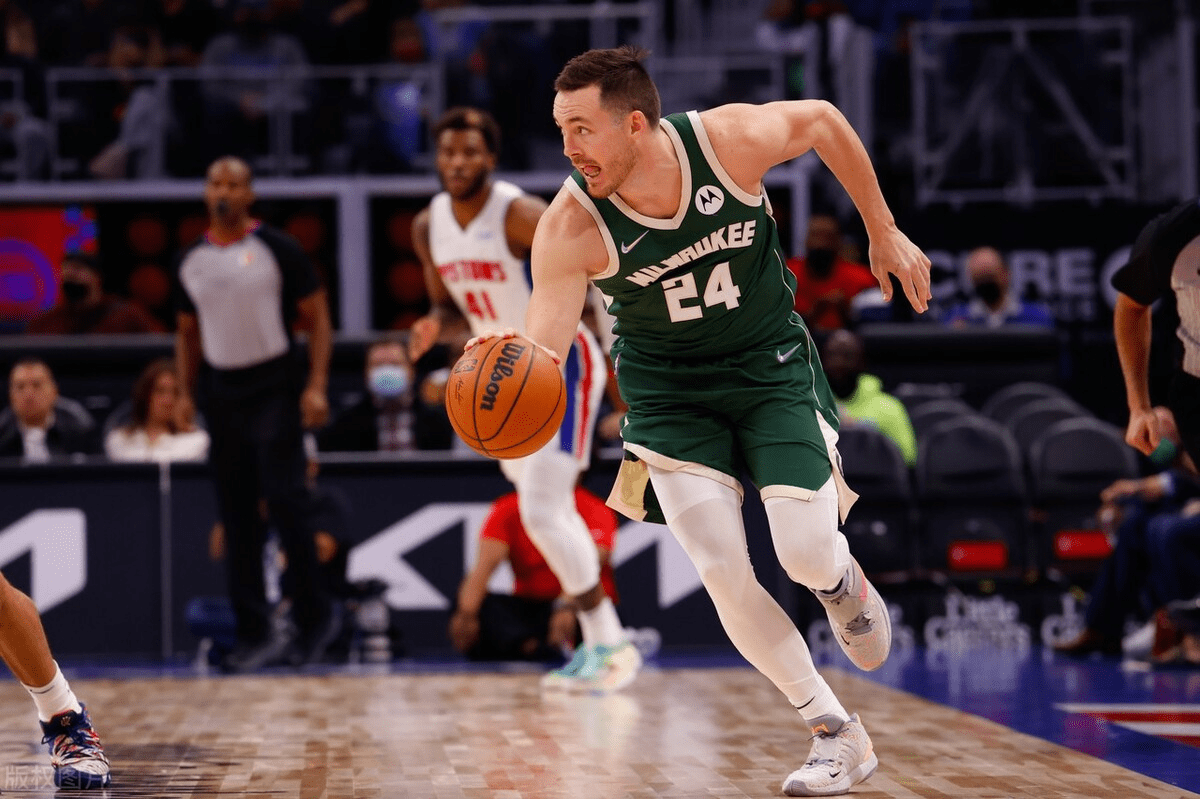 爱游戏-西亚卡姆回归赛场，连败首场状态亮眼，雄鹿观众沸腾！的简单介绍