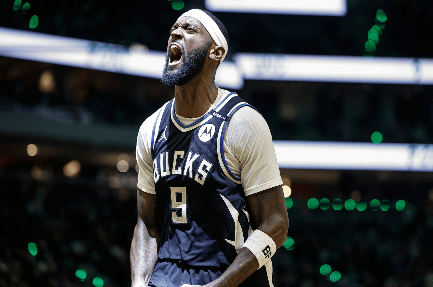 西亚卡姆回归赛场，连败首场状态亮眼，雄鹿观众沸腾！的简单介绍